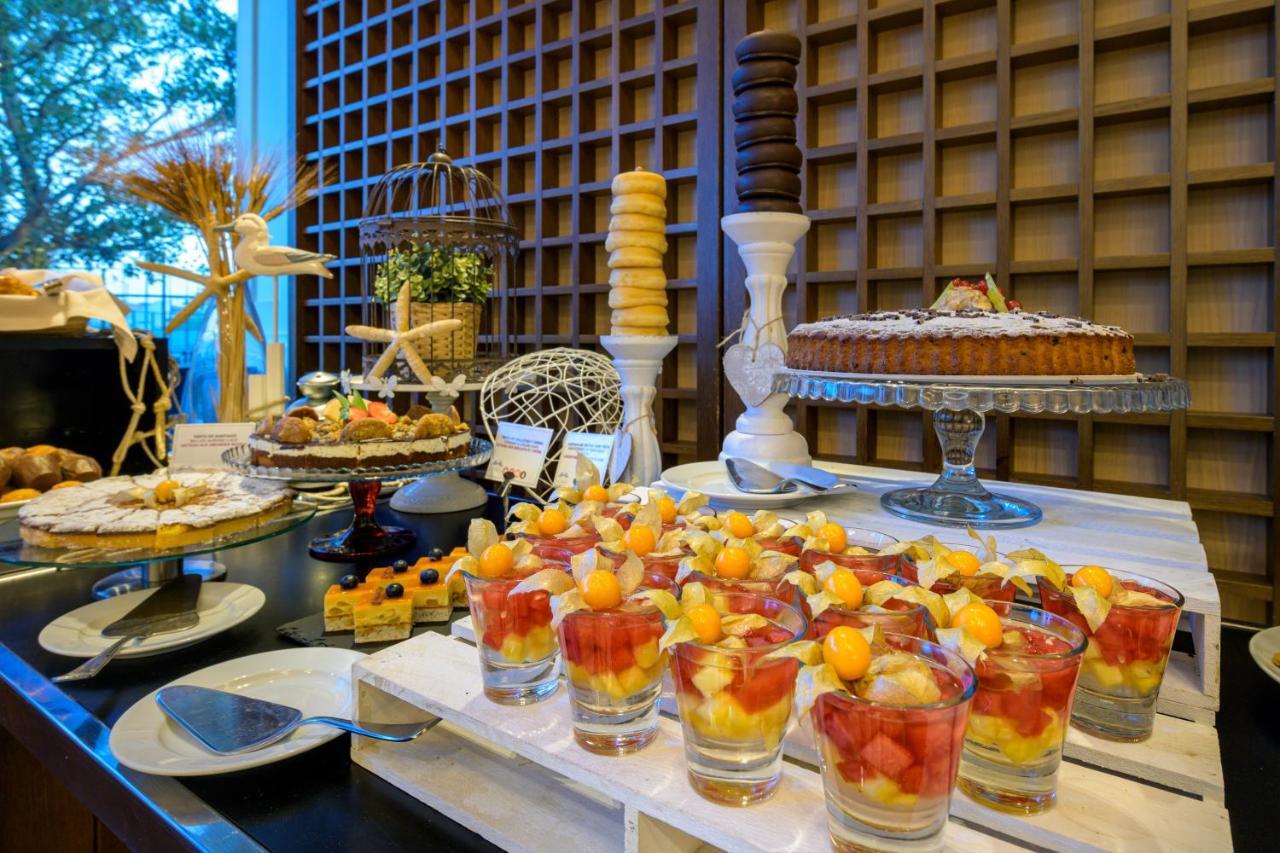 Las Arenas Balneario Resort Valenza Esterno foto A dessert buffet