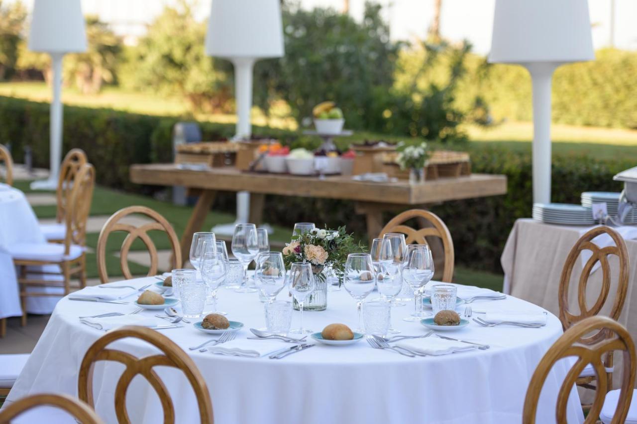Las Arenas Balneario Resort Valenza Esterno foto A table set for a wine tasting